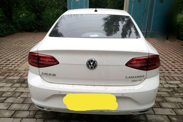 购车总价 | 落地价17.15万，价格比较实惠。
同级对比 | 看过大众速腾这款车，但是个人感觉凌渡加速更强劲一些，提速也快，所以我决定入手凌渡。
颜值 | 颜值是比较高的一款车，前脸格栅的设计犀利大气，车身的线条棱角分明，车尾的设计个人感觉偏老了一些，可以稍微改进一些。
内饰 | 内饰比较中庸，没有特别浮夸的设计，整体来说比较简约，比较对我的口味。
油耗 | 平时上下班比较堵，红绿灯比较多，一般情况是8.5个油，高速是8个，在我的预期之内。

