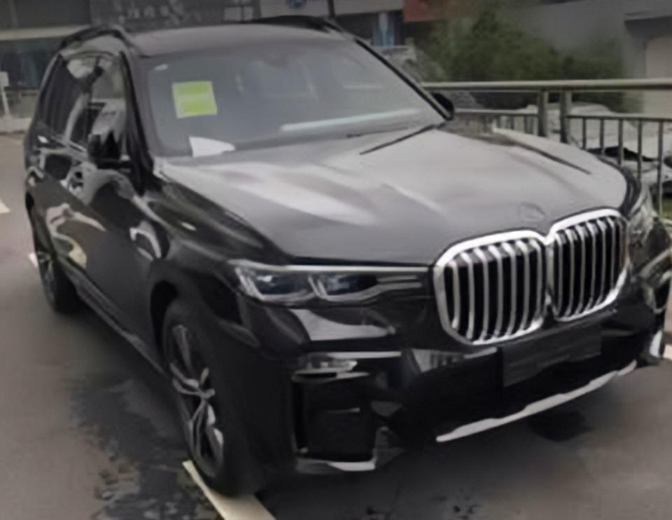 宝马x7 phev-购车总价 | 这款车的裸价在126万左右，落地价我记得在142.2万左右
同级对比 | 参考了一下同级别的奔驰Gls，这款车的动力很足，但是内饰风格很一般，没有什么新意，后来就看中了宝马X719年行政型，试驾了一下，感觉各方面条件都不错，然后就买了
空间 | 这款车属于大型SUV，所以绝对不用担心空间，我1米76，体重132斤左右，坐在车内空间足够，后备空间也还可以，能够放不少东西
油耗 | 每100千米大概平均耗8个油到9个油之间，这款车的动力确实很足，所以这个耗油量我觉得还能接受
