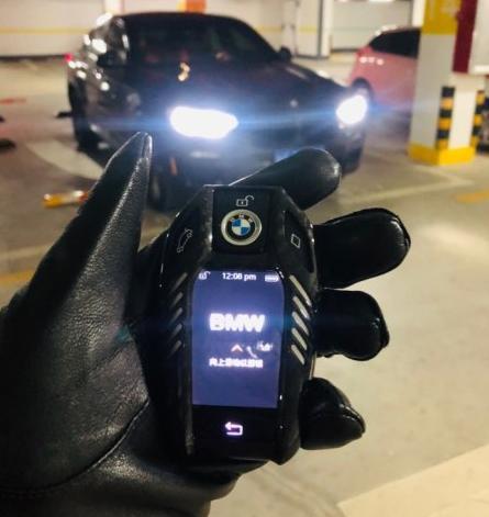 购车总价 | 当时我买这款车的时候，裸车价为44.5万左右，七七八八手续全部办完以后，落地价为50万左右。
同级对比 | 我买这款车的时候，看过很多同级车，在捷豹F-PACE和这款车之间考虑了很久，在试驾过后，感觉宝马X4的性价比更高一些，所以就选择了这款车。
颜值 | 买这辆车就是因为看中了颜值，LED的光源别提有多亮了，尾灯设计的也很棒，看见这款车的颜值基本就能知道价值不菲，开回去回头率也爆表。
驾驶体验 | 动力完全够用了，没有很激进的感觉，跑高速也够用了，车内没有异味，方向盘的握感也很容易上手。

