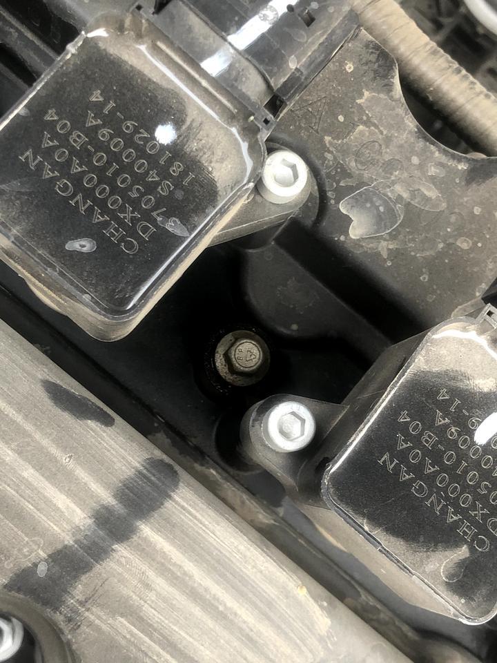 18款长安CS55点火线圈旁边螺丝漏油正常吗