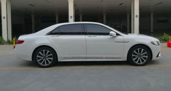 林肯大陆-裸车价34.63万  
落地价 38.75万 
#同级别PK：本来看中CT6, 放弃凯迪拉克的原因是同事的凯迪拉克故障率有点高，自己有这方面的担心。
#外观稳重内敛：虽然是美系轿车，但是能入中国人的法眼，感觉比较沉稳老练，不张扬。
#内饰考究：对比过一线二线的好几个品牌，该车的做工用料最良心。
#静音效果极佳：高速上，车速到120，窗户一关静音效果非常只好，对我这个受不了噪音的老司机来说是一个莫大的享受。
#油耗一般：11.5，市区到了12.5，高速好点，我觉得同级别车中的油耗属于比较高的了，感
