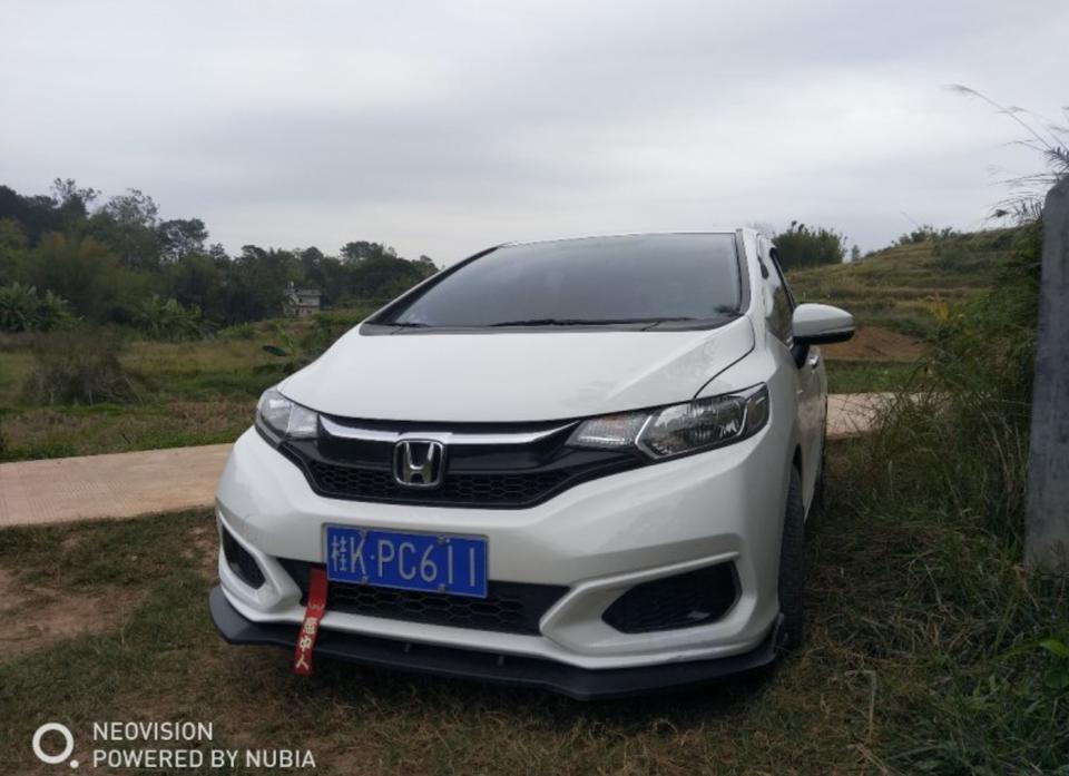 购车总价 | 裸车价8.18w，落地价9.3w。
同级对比 | 买车最要考虑的就是油耗了，买之前就考虑到自身的经济情况，买车易养车难，飞度的油耗是真的低，所以才会选这款车。
空间 | 空间还不错，有点出乎意料，本来看着也不大，进去感觉是有点惊喜，后排比较宽大一些，几个成人还是坐得下的，驾驶位我觉得刚刚好，不大不小，后备箱表现一般吧，回老家的时候一家人的行李还是能放的下的。
内饰 | 这个价位的车子就别想内饰有多好了，看着就是比较普通的，对得起这个价钱，硬塑感比较强，中控台设计比较简陋，连个屏幕都没有，唯一