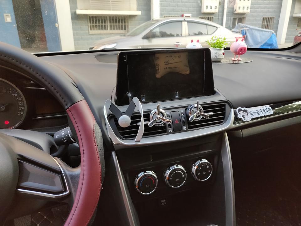 购车总价 | 裸车13.18w优惠了9000，感觉买贵了，毕竟手动挡，花15w买个手动挡的得需要多大的勇气啊～～原车啥也没有，送了贴膜，行车记录仪，皮座椅，大屏，倒车影像倒车雷达～～还凑合吧?
同级对比 | 钢丝属于轿跑SUV，虽然定位紧凑型，但其竞品应该是逍客，缤智，C-HR这些小型SUV。都各有特色，选择喜欢的就好，我颜值控，所以选择了钢丝(´-ω-`)
空间 | 空间确实不是优势，不过自己开倒是无所谓了，纯家用的慎选！！
驾驶体验 | 马自达号称主打操控，啥是操控咱也不懂，开着舒服就挺好，手动挡的也