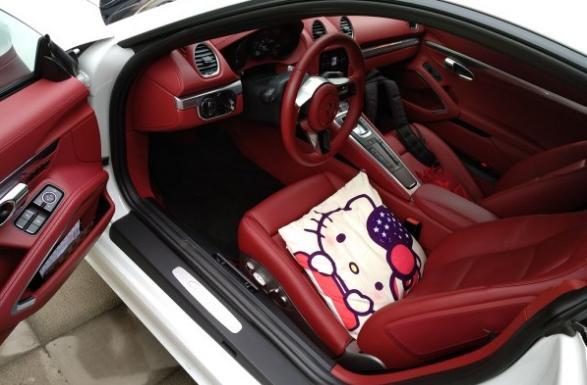 裸车价：64万落地价：75万#同级PK: 试驾了奥迪TTRS和保时捷718 Cayman，觉得奥迪TTRS的400马力的动力参数更强，但是品牌价值和操控性会比保时捷差一些，最后我还是选了保时捷718 Cayman。#外观时尚：在经典外形的基础上，这一代718 Cayman进行了一定的改良，无论头灯还是尾灯的样式都进行了一些变化，变得更加时尚。#内饰精致：内饰设计比较精致，7英寸操控中控屏显示效果清晰，界面设计美观。#空间充足：这款车的内部空间设计比较合理，我身高187厘米，坐在驾驶位也很舒适。#油耗合理：