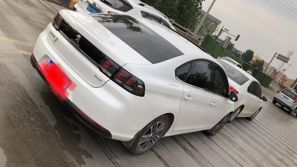 标致308-购车总价 | 怎么说呢，看车已经好久了，对比过好多车型，就想买一个10w左右适合自己的车子，以前喜欢suv，后来对轿车情有独钟，看上这款车是19年1月份左右，当时就被外观吸引了，以前觉得标志颜值欣赏不过来，308的颜值倒是一眼就相中了，一直关注车市政策，本来想年底提车，奈何国五清库自觉时机已到，就约了附近的4s店去看车，看了实车更惊艳于外观，第一次销售给我算错价了，第二次再去销售不停打电话说给我抢了个秒杀车，只有一台秒杀价86000，当时就定了，加上购置税，保险，上牌费用总共下来99600，差