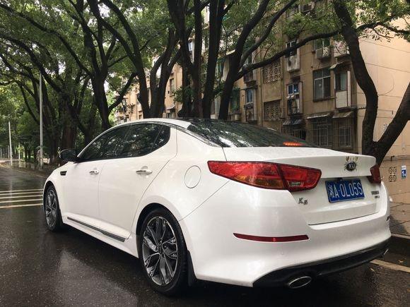 这辆起亚K5全款下来一共花费了将近15万，其中加装花费了一万多。这款车型和同类同价的车型比如本田缤智相比，其优点是具有多功能方向盘，一键启动，电动座椅，倒车影像和全景天窗，缺点是外观没有缤智好看，起步较慢。和其它车型比如标志4008相比，其优点是车内空间比标志要宽敞，缺点是马力没有标志4008足，内饰略差。
#乘坐空间出色 这辆起亚K5的乘坐感非常好，特别是它的乘坐空间令人非常满意，乘坐空间宽敞，乘坐空间出色。
#油耗满意 这款车型在市区内的百公里油耗为8.2L，在高速上的百公里油耗为6.2L，总体感觉很
