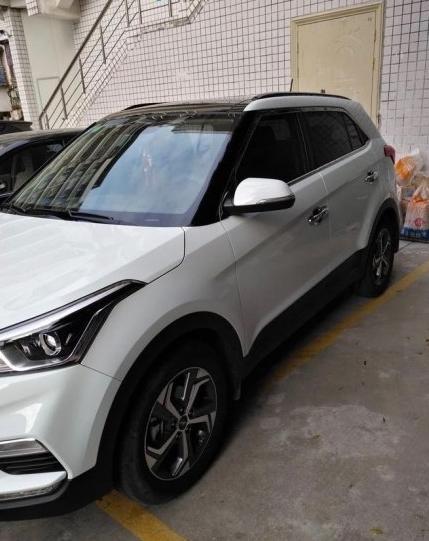 现代ix25-购车总价 | 全包落地价14万多。
同级对比 | 看好H6的，朋友都说油耗有点高，就放弃了，无意中看到了25,立马被它的颜值征服，，还是比较相信现代的质量，再 加上不错的性价比，最终确定就是它了。
空间 | 空间大小够用了，前后排的位置也挺宽裕的，后备箱里空间也不小，,出去玩带些必需品绰绰有余  了，我平时放货品也放不少呢。
驾驶体验 | 对于我来说这款车的动力够用了，平时还是在市内开的居多，起步平稳没什么大的噪音，开起来  很轻松，在市区低速行驶的时候基本感觉不到顿挫感。原厂皮质座椅，包裏