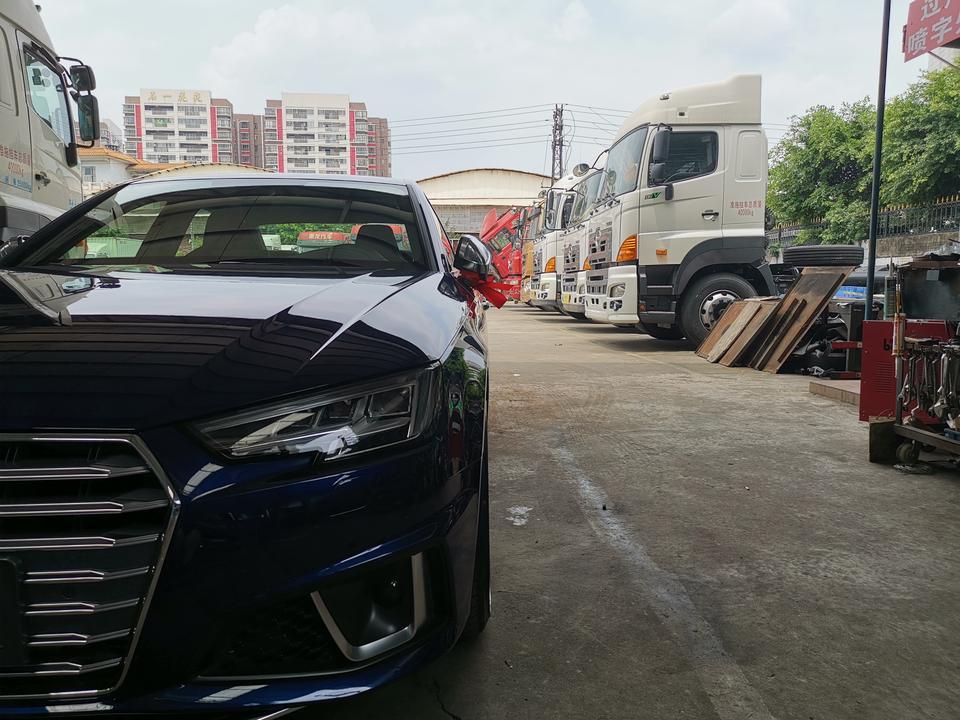 奥迪a6l-我这是后来补写的，不知道为毛写了5个月后跟我说车主审核不通过。
再重新写吧，现在开了1万1公里了，希望能让大家看到车主感受。
购车总价 | 选了BO音响，落地53不到。当时没有二手车源，现在10月了，很多二手车源都便宜差不多10万，扎心???
同级对比 | 要动力有动力，要空间也有空间。追求更高的朋友可以考虑下S6，4.0TTV8。
故障吐槽 | 副驾驶安全带卡扣撞到门会经常响，其它问题都没有出现。欧洲车都是会烧一点机油的，我现在差3000公里二保，行车电脑检查保养，机油尺从最大下降了一格吧，
