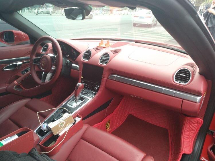 裸车价：65万落地价：76万#同级PK: 试驾了巴博斯SLK和保时捷718 Boxster，觉得保时捷718 Boxster无论动力还是操控都更胜一筹，所以最后选择了保时捷718 Boxster。#外观时尚：这辆车的外观设计很时尚，侧面线条优美，选装轮圈的造型我也很喜欢。#内饰精美：内饰设计非常精美，运动式座椅能够调节的角度很多，坐起来很舒适。#空间充足：乘坐空间很充足，驾驶位前边的背箱容积很大，可以放一点大件的物品。#油耗合理：我的百公里油耗是12升，我觉得还是比较合理的。#操控流畅：PDK变速箱换挡流