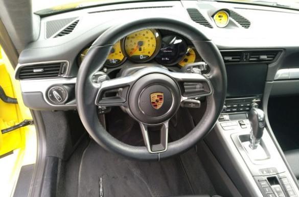 保时捷911-裸车价：143.68万元 落地价159.5万元 #同级PK：同级看了GTR，但是日产毕竟不是专业做跑车的，想想还是911比较稳妥。#外观运动：全黑的轮毂和红色的卡钳看起来就嗨，浓浓的跑车味。#内饰简单：内饰是保时捷一贯的简约风，很喜欢跟中央的操作区，各个按键按起来都很方便。#空间满意：没想到前面的行李箱还挺大的，能装下不少东西，以后去机场接人能用上了。#油耗较高：综合油耗在16个左右，稍微有点高，但是和带来激情来说，这点油耗不算多。#驾驶有激情：车子开起来很有激情，加速真不敢随便地板油，动力