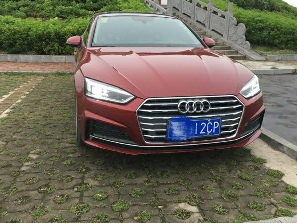 购车总价 | 这款车当时选择的裸车在39.2万元。价格方面有些贵，再加点钱都不如选择奥迪a6l了。毕竟A6L市场上比较多，还保值呢。
同级对比 | 和他同级别车型中也看了宝马525。之所以选择奥迪，是因为看上了奥迪a5的外观。而且市面上并不特别多，比较新颖。
故障吐槽 | 到是没有出现过什么故障，但是值得吐槽的就是这款车高速行驶有一些噪音，还有就是底盘非常低，尤其过一些坑洼路况的时候需要减速慢行。
油耗 | 油耗的高低跟你行驶手法有很大关系，很有行驶的路况，一般郊区和市区综合路况在11升油左右。这个油耗已