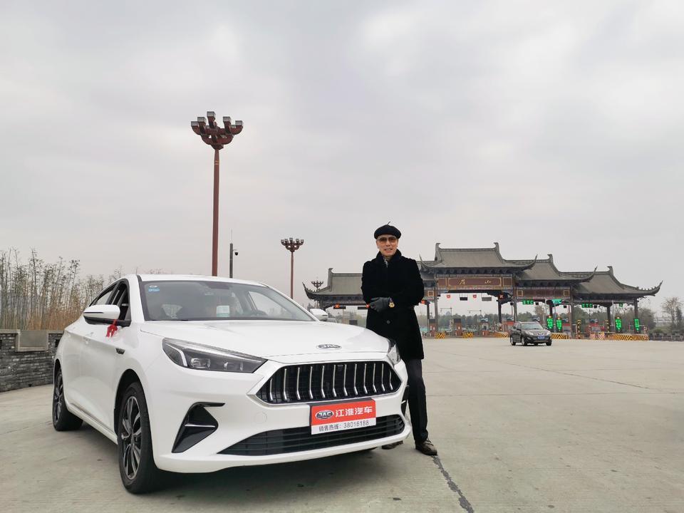 嘉悦a5-外观：
轿跑设计，美观，像跑车，流线不错，年轻感强，我就喜欢年轻的感觉?
内饰：
内饰全是软塑材质非常不错，新车也没啥味道，我还用测甲醛的测了，没有超标，棒！氛围灯也是不错的，很特别。
驾乘：
开着舒服，前后都是独立悬架的，这个做得特别好。静音效果也是很好的，高速120/130都没啥声儿。底盘好，稳定性也好。

