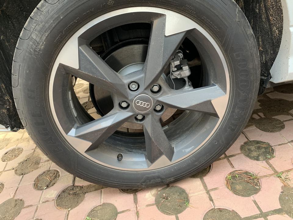 奥迪q3-购车总价 | 裸车23.5万，4s店要求最低加装3000。
油耗 | 目前一共行驶了将近500公里，加了1箱95的油，油表显示还有两格，还能行驶120公里。综合油耗8.7，高速上开空调6.4，市内9.6～10.2不等。总体上还是比较省油的。
空间 | 空间与同级对比不小，特别是前后排座椅座垫都加长了，甚至后排坐垫比我以前的天籁还要长。坐进去后部空间很好，没有任何局促感。运动型的车前排座椅带腿托，很棒。
内饰 | 动感型车内部以反毛皮为主，档次还算不错的。座椅的包裹性也很强。按键做工也不错，很德系