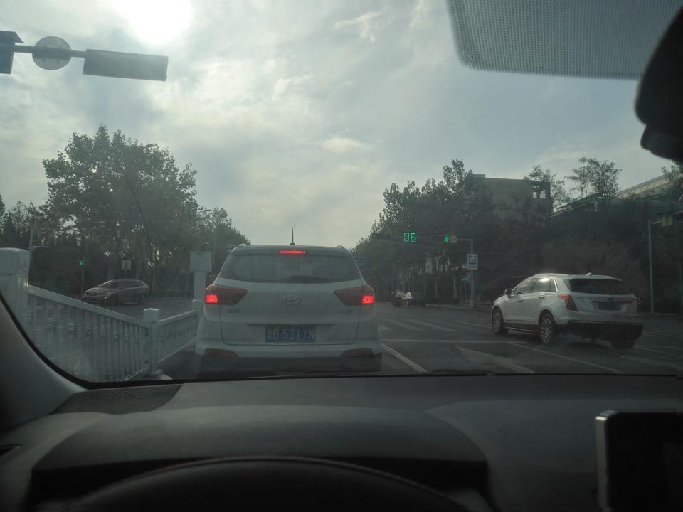 卡罗拉-车绝对是好车，平常开开城市路，还没过磨合期，差不多七百公里了吧，油耗还没下来，操控不错，油门也比较给力，响应及时，空间感觉了略小，我一米八的个子在后排顶头，腿部看起来感觉小，我一般都在驾驶位，视觉上看起来挤，可能是我加了座套鼓鼓囊囊的，总的还说还算够用，风噪胎噪是有，但还能接受(没开过高速)，出过一次小事故，10多迈追尾一辆起亚suv，车头塑料凹陷惨不忍睹，起亚车尾只有几道划痕，换了个保险杠1500，维修这块价格还是不便宜，虽然车子铁皮薄，不分地方用手能摁的动，但是通过中保研测试，对车身刚性还是很