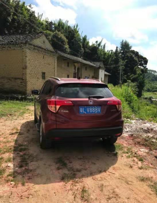 缤智-购车总价 | 裸车价12.8万，落地价13.3万
同级对比 | 仪表台是硬塑料的，不喜欢，内饰异味不是很大，还整体看着还挺舒适的，不过和威朗之类的没法比。外观还好，年轻时尚，不过我觉得xrv更好。还有大灯不怎样，晚上还是少开夜路吧
空间 | 门板储物箱和扶手箱不大，空间一般，但是后备箱的空间还不错，后背座椅能全部放倒
颜值 | 个人觉得还行吧，年轻时尚，一分钱一分货，这个价位的车，也不能要求太高。
油耗 | 这车还挺省油的，磨合期市区加国道表显6个油，实际也差不多。之前了解到本田地球梦发动机有点挑油