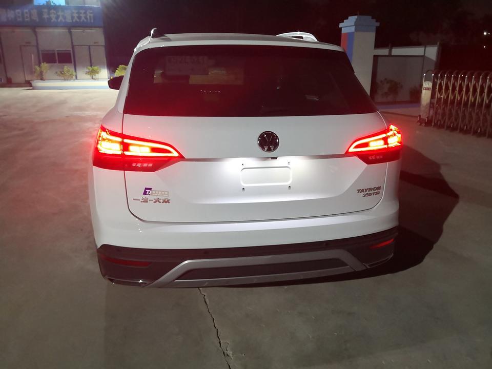    外观：大气，不张扬，车尾比车头漂亮，腰线叶子板如果不是圆弧线，从车头灯拉直线可能更好看，
  内饰：中规中矩，中控屏小了一点，中控台，仪表盘，指示灯，都比较显目，比以前旧车好很多，便于操作，顺手，值得点赞。
  操控：方向十分轻盈，高速沉稳，随心，双离合，大家说的2，3档顿挫，没有感觉到，可能以前是开手动挡，动力没得说，只要你愿给油，随叫随到，120公里/小时，2000转，隔音也不错，不开窗，外面说话声音少，车内是听到，好几次，忘记带小孩，敲了车门才知道。
   总得来说买这款车各方面是比较满意，不