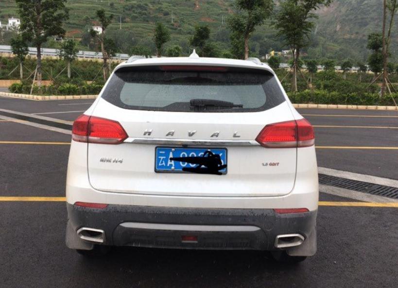 购车总价 | 哈弗H4的裸车购买价是10.6万，总体上看这个价格能够接受，毕竟车子是很不错的。
同级对比 | 哈弗的性价比对比同价位的车很高，质量也很有保证，并且价格也是很符合我自己的预算，挺不错的。
空间 | 平时上下班开车，坐在车子里特别的宽敞，在座位旁边还有不少的储物空间，能放不少的东西，在收纳的同时也是特别的整洁，真的很不错。乘坐空间的话，我觉得我1米76的身高，在驾驶位置调整好坐姿，头顶一拳的间隙。
颜值 | 外观普遍家族式的前脸咱也不用说了，看了这么久都很喜欢，很耐看，侧面的腰线也很流畅。大灯