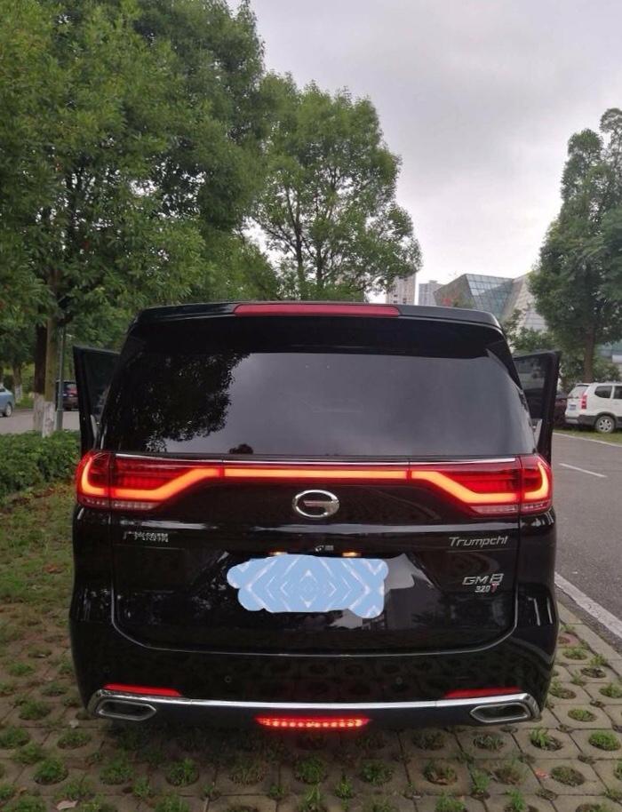 传祺gm8-购车总价 | 全款落地价20.98万。
故障吐槽 | 底盘没有装甲，石子打在底盘的声音有点大，最后一排座椅不带滑轨，坐满情况下后备箱不够灵活，放不下很多行李。
空间除了后备箱真的非常可以，第二三排空间无敌，不肯牺牲最后一排的舒适性激素就只能牺牲后备箱的空间了，但是舒适性也比较重要。
空间 | 空间除了后备箱真的非常可以，第二三排空间无敌，不肯牺牲最后一排的舒适性激素就只能牺牲后备箱的空间了，但是舒适性也比较重要。
驾驶体验 | 2吨的车，这个动力也只能咬着牙说够用了，动力当然是越大越好，开着车