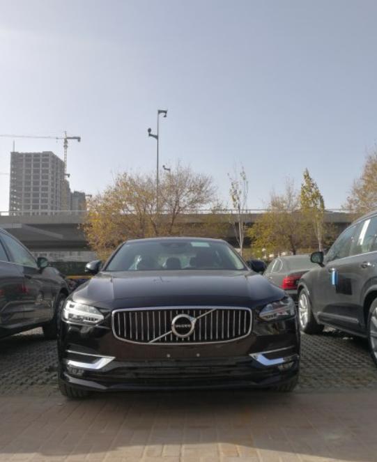 沃尔沃s90-购车总价 | 落地价43.5万。裸车39.3万。
同级对比 | 同级别就对比过英菲尼迪q50，考虑过还是选择了s90，更喜欢沃尔沃的外观以及安全性非常高。
空间 | s90轴距很长，腿部空间非常大。座椅比较短，前后都是。前排后排满载都无压力，后备箱空间还可以，装行李完全不是问题。
颜值 | 外观非常帅气，特别是大灯，炯炯有神，晚上亮度还贼好，感觉轮毂非常大，然车子运动感立马上升，车身线条也非常流畅。
内饰 | 内饰非常豪华，用料基本是真皮的，设计风格也很有科技感，中控大屏有很多很实用的功能，