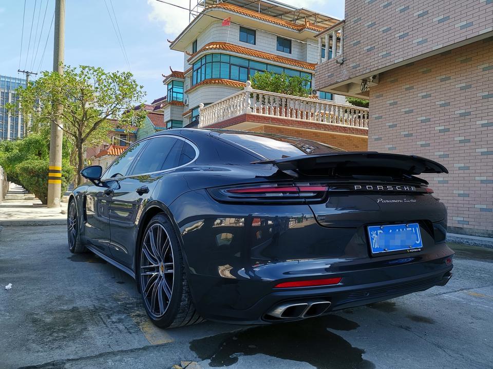 panamera-因为已经有一台3T的a7在用，觉得加速能力不够了，想添置一辆4T的家用车。本来一直等换代的RS7，无奈迟迟不换代。后来先等到了帕纳梅拉的换代，新款去掉了驼背，尾灯和大尾翼一下子吸引了我。于是乎就去定制，把自己平时用的到的配置都选了，比如后轮转向，矩阵大灯，21寸锻造轮毂，sc鸡血模式，熏黑尾灯，碳纤维内饰加热方向盘等等。用不到的一概不选，比如氛围灯那些，因为我平常通勤带两娃上下学，基本晚上不出门。
      外观是肯定拉风的，内饰是肯定豪华的，排气声浪在没有选运动排气的情况下，已经足够