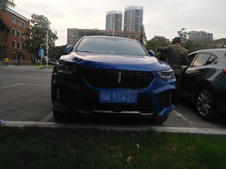 wey vv5-购车总价 | 购入的是2017款2.0T旗舰版，当时指导价为16.30万元，指导价基础上优惠了1万元左右，最后加上购置税，保险费，上牌等费用，最后17.5万元左右落地的。
同级对比 | 同级别当时还看了哈弗H6，最后还是被VV5帅气的造型所吸引，尤其霸气前脸让我真的是欲罢不能。
空间 | 本身定位为紧凑型SUV，轴距达到了2680mm，整体表现可以说是中规中矩吧，家用是足够了，后排坐三个成年人绝对不会有拥挤感觉，后车箱方面纵深空间还是不错的，放两个行李箱不成问题。
驾驶体验 | 作为长城品