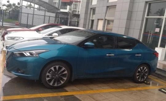 蓝鸟-购车总价 | 裸车价12.1万，落地价13.6万
故障吐槽 | 后排头部空间太低了,高个子坐上还碰头呢,动力也不是特别猛，车子有些肉。
同级对比 | 上了两年班了,手里有了一些存款,就想买一辆车上下班也比较方便。其实这个价位的车选择比较多选这款车还是看中了这车的外观跟油耗了。
空间 | 空间前排还可以，后排有些不足。不过这车一般都是我自己开,影响不是很大。
颜值 | 外观设计真是漂亮,溜背造型非常的时尚,车身腰线非常的有肌肉感。
内饰 | 内饰设计还不错,但是用料有些不足,塑料感太强。
中间大屏还不