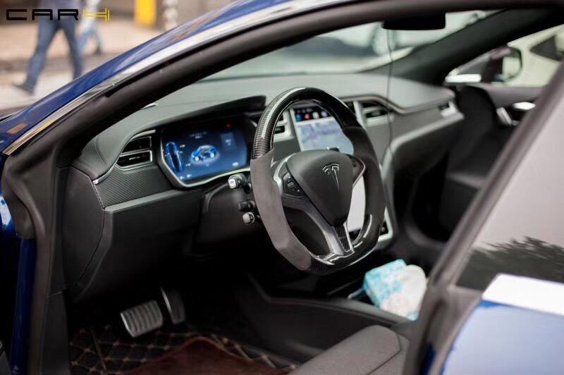 model s-购车总价 | 当时没有优惠，新车裸车价80.63万，加上保险，上牌下来89.45万，新能源车型没有购置税。
同级对比 | 买车就看中了特斯拉的新能源，毕竟做的挺不错。科技感十足。
故障吐槽 | 新车刚买的时候后门有瑕疵，只怪验车没看清楚，后来去4s店，人家不承认，
空间 | 空间还算可以吧，本人173，做后排腿部空间有1拳左右，头部空间有3指。后备箱空间表现不错，满足一家三口的一家游出行还算可以。
驾驶体验 | 动力输出特别够用，百公里4.3秒的加速成绩，方向盘指向精准，悬架调教的挺不错，