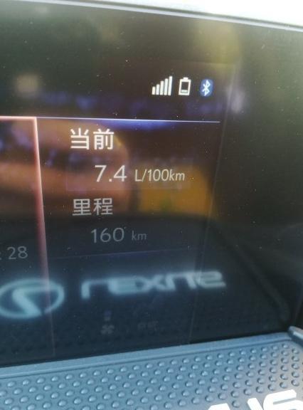 雷克萨斯nx-购车总价 | 买车的时候整车优惠了大概七个点左右。现在全车落地一共花了35万不到。
同级对比 | 本来一开始是想买个20万左右的车代步的，但是想想还是一步到位吧，之前有看过，但是感觉不太喜欢它的外观。雷克萨斯它的品质和4s店的服务热情所吸引，加上它的外观我也特别喜欢就买了这款车。
故障吐槽 | 最大的败笔就是这辆车竟然没有天窗，后排的视野会显得有点差。
空间 | 我大部分的情况都是两个人坐后排，虽然说有点小退步的空间不是冲太充裕，但是也是够用了。后备箱的话，平时放放心里和零碎还可以，全家出游
