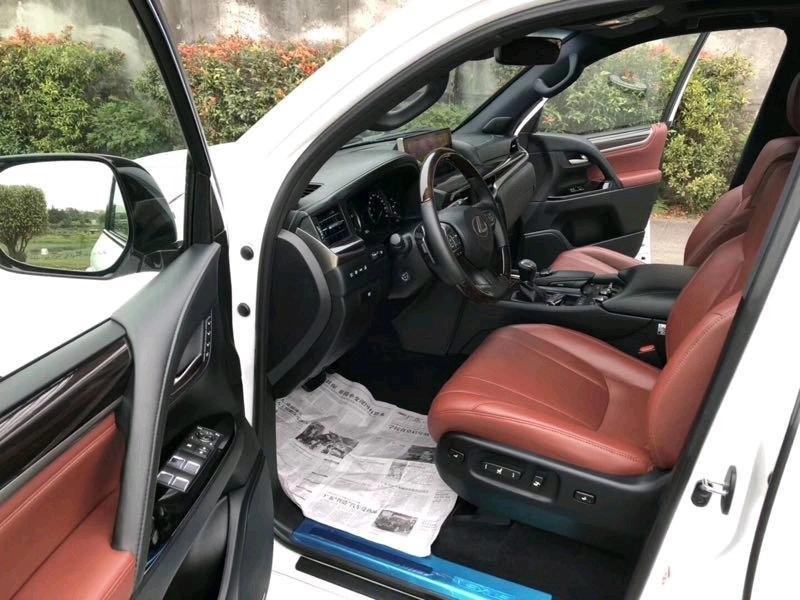 购车总价 | 当时裸车优惠下来120万，加上保险购置税上牌落地一共下来150万。
同级对比 | 当时看了路虎揽胜，雷克萨斯lx，在外观上比较喜欢雷克萨斯，重要的是雷克萨斯对油品不挑剔，更决定了要提雷克萨斯的lx。
故障吐槽 | 目前行驶3000公里，做工和质量都挺不错的，没有什么小毛病。
空间 | 空间真的挺大，本人身高180，做后排，腿部空间2拳左右，头部空间1拳左右，无论出行，还是自驾游空间上都无可挑剔。
驾驶体验 | 5.7升自然吸气发动机加速特别线性，方向盘指向精准，悬架调教的特别舒服，无论走山路