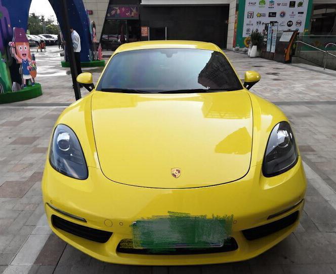 裸车价：62万落地价：73万#同级PK: 试驾了宝马M2和保时捷718，宝马M2的3.0T发动机动力强劲，而保时捷718的选装更加豪华和个性，想了很久，还是买了保时捷718。#外观时尚：我选装了LED大灯和大尺寸轮毂，使得718的外观更加时尚了。#内饰豪华：内饰设计比较豪华，换装Alcantara材质之后，方向盘的手感更加出色。#空间充足：我平常一个人使用，空间对于我来说没有什么意义，还是很充足的。#油耗较低：我的百公里油耗是11升，比较节省。#操控一流：我最喜欢的是它的水平对置发动机，运行很平稳，不会有