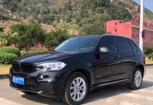 裸车价：62.9万落地价：71.6万   #同级PK: 喜欢沃尔沃XC90的内饰，喜欢宝马X5的操控，平时上下班用，感到很纠结，后来同事给我看了一段沃尔沃XC90和宝马X5的对比视频，觉得还是宝马的通过性更胜一筹，自己再去试驾了两者，确实如此，最后选择了宝马。#外观大气：宝马X5的外观设计非常大气，发动机舱隆起的线条充满力量感，车身侧面的腰线也动感十足。#内饰豪华：内饰用料豪华，细节方面有待提升，我一直也没有找到一个放钥匙的好地方。#空间充裕：空间还是很充足的，宝马不追求多装人，只追求舒适，不然也会学别人