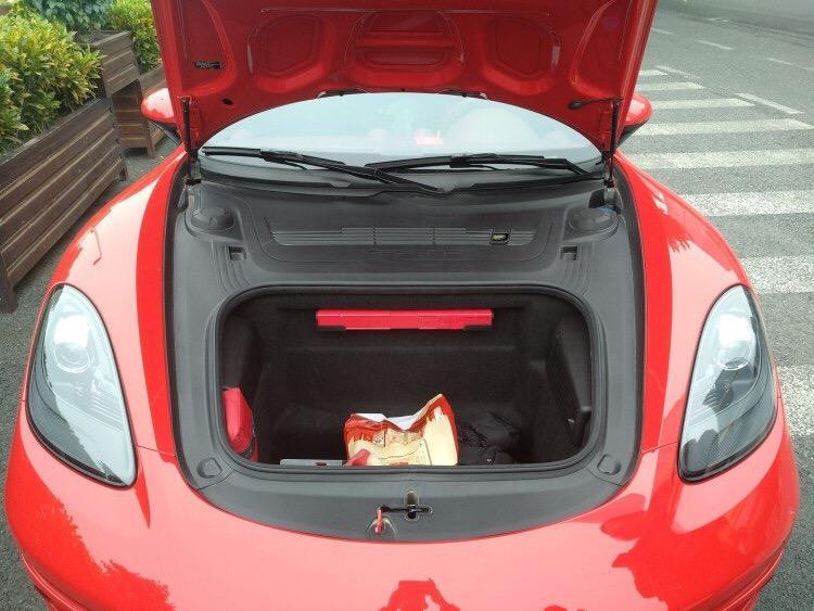 裸车价：65万落地价：76万#同级PK: 试驾了巴博斯SLK和保时捷718 Boxster，觉得保时捷718 Boxster无论动力还是操控都更胜一筹，所以最后选择了保时捷718 Boxster。#外观时尚：这辆车的外观设计很时尚，侧面线条优美，选装轮圈的造型我也很喜欢。#内饰精美：内饰设计非常精美，运动式座椅能够调节的角度很多，坐起来很舒适。#空间充足：乘坐空间很充足，驾驶位前边的背箱容积很大，可以放一点大件的物品。#油耗合理：我的百公里油耗是12升，我觉得还是比较合理的。#操控流畅：PDK变速箱换挡流