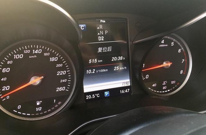 #购车总价：
这款车在刚开始的提车裸价大约是35.9万元，总共办下来也就40.3万元。
 #同级对比：
在买这辆车的时候自己也看了很长的时间，刚开始喜欢一辆宝马4系。但是后来因为这辆车的外观并不是我喜欢的样子，就放弃了。
#驾驶体验：
这辆车在驾驶过过程中，就觉得这款车的动力也很好，提速也很快。而且这款车车跑起来很稳当，噪音也很小，减震效果也很棒。
#外形：
#外形：
在这款车的外形方面，整个设计我都非常的喜欢。这款车的侧面线条很优美。车前的大灯设计，也显得很高端，尾部车灯的设计层次比较分明。
#空间：
