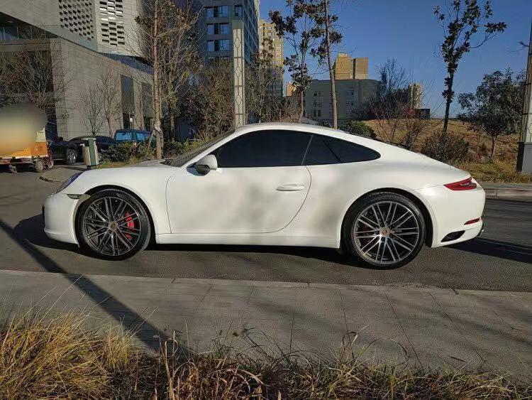 裸车价：156万落地价：172.5万#同级PK: 试驾了日产GTR R35和保时捷911，GTR不愧东瀛战神的称号，动力非常强大，但是操控性略逊于保时捷911，所以我最后还是选择了保时捷911。#外观经典：外观设计维持了保时捷的经典家族式设计，在路上的辨识度很高。#内饰精美：保时捷911的内饰设计比较精美，五环仪表盘造型非常漂亮。#空间充足：保时捷911的内部空间还是比较充足的，我自己使用觉得乘坐和储物空间都很充足。#油耗合理：我的百公里油耗是12.5升，还是比较合理的。#操控流畅：七档双离合变速箱换挡非