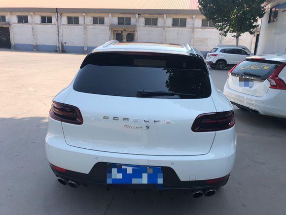 macan-作为保时捷的老客户，我来评价一下，我是2017年1月份买的这辆车，当时裸车56万左右，下来一共花了58万左右，从买过来以后还没有进行加装过，这辆车和捷豹-PACE相比，最大功率比较大马力也很足，但是它的变速箱没有捷豹的美，总体来说，从买过来到现在还没有后悔过。
#后备厢空间大 后备箱的空间确实很大，可以装许多的东西来老家，之前都只从老家带了一点香油，现在行李也可以装下了，一点也不愁人了
#悬架减震较硬 每次回家都会走一段不好的路，这个时候车的减震效果就会表现出来，震动还是比较大的，会对轮胎造成