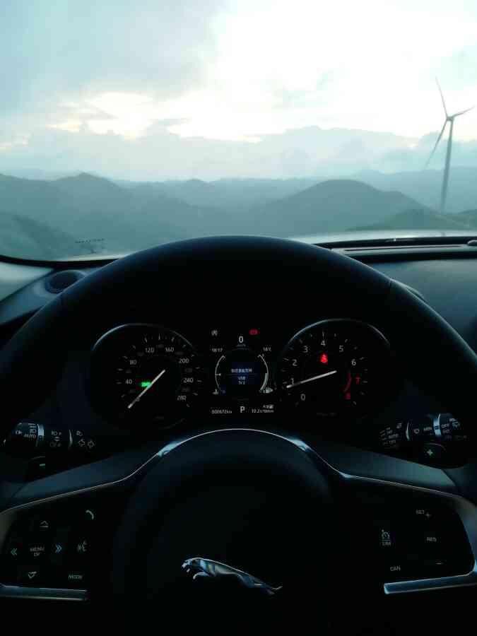 捷豹f-pace-空间
1.79空间够用,长途基本后排放到,躺着，基本上满足我这种已婚已育的人士
动力
发动机初段比较平稳,中段开始发力,后段害怕，切换到运动档后瞬间油门响应变得积极了，地盘也更加扎实了
操控
方向盘指哪打哪,悬架紧绷,路感反馈到位。雨雪天气比较有自信，捷豹的操控还是值得一提的
油耗
6000公里,油耗高,一公里平均1.2,感觉挺高，总体还
舒适性
悬架硬,没有舒适性,发动机声音挺大,我个人喜欢,大家但是都挺反感。风噪,胎噪都挺大
外观
外观回头率绝对的,我想买这个车都是冲外观，豹子头可不