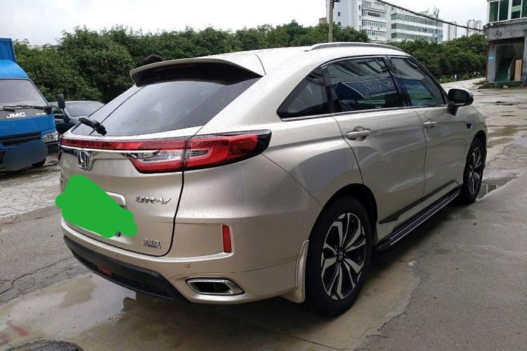 购车总价 | 我当时买的时候感觉有点儿小贵，裸车花了249800元，一共才优惠了18000块钱，一共全下来，花了不到28万。
同级对比 | 当时我对比的是斯柯达柯迪亚克，那个车比这个要便宜一些，不过德系的7速双离合还是有点儿担心，所以就没有买。
故障吐槽 | 这个车开了一个多月还没有发现大毛病，就是提速有点儿慢。
空间 | 空间还是很宽敞的，前排我坐进去，头部空间很富裕，后排的腿部空间还有三拳的距离，后备箱放三个行李箱，一点儿问题也没有。
油耗 | 1.5t在市区内跑，基本上就是九点半个油吧。
