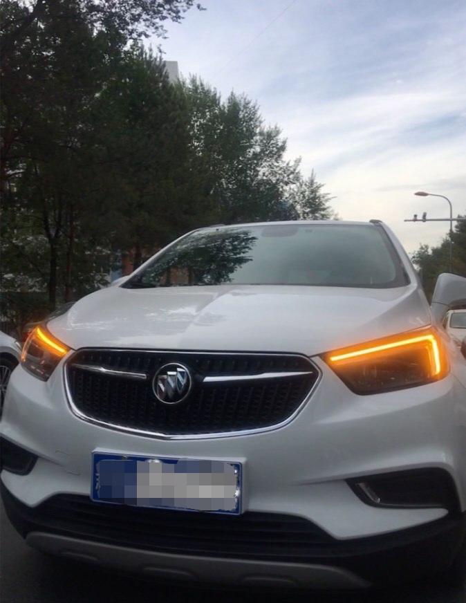 购车总价 | 裸车价13.5万，落地15.7万
故障吐槽 | 后备箱平时放些东西还可以，出去旅游东西一多就装不了了。隔音效果太差，正常驾驶胎噪声不大都能传到车来，上了高速还能听到风噪声。
空间 | 前排空间还是很舒服的，我调整好座椅后，空间还是很开阔，视野也很好，储物空间设计得不错，门板上很多储物格，可随心所欲放各种乱七八糟的小东西。
驾驶体验 | 1.6t涡轮增压发动机搭载6at变速箱，对女司机来说这样的动力配置已经很不错了，本来我开车也不怎么喜欢开快的，开着昂科拉会觉得起步稍微慢了点，但还算平顺。方向
