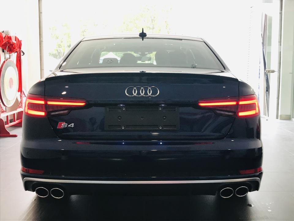奥迪a6l-我这是后来补写的，不知道为毛写了5个月后跟我说车主审核不通过。
再重新写吧，现在开了1万1公里了，希望能让大家看到车主感受。
购车总价 | 选了BO音响，落地53不到。当时没有二手车源，现在10月了，很多二手车源都便宜差不多10万，扎心???
同级对比 | 要动力有动力，要空间也有空间。追求更高的朋友可以考虑下S6，4.0TTV8。
故障吐槽 | 副驾驶安全带卡扣撞到门会经常响，其它问题都没有出现。欧洲车都是会烧一点机油的，我现在差3000公里二保，行车电脑检查保养，机油尺从最大下降了一格吧，
