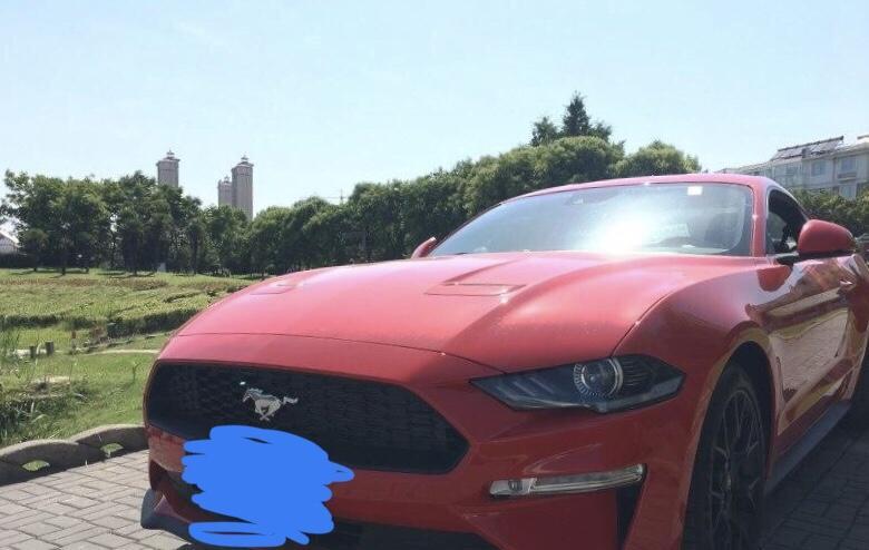 mustang-购车总价 | 34.3万左右的裸车价
驾驶体验 | 升档和降档反应都很快，并且没有什么顿挫.方向盘很轻非常好.
空间 | 前排空间很好，还有腰部支持，舒适很多。后排座椅稍短、稍直，但现在的车常年空载，满载时候太少，可以忽略。后备箱还可以，可以放个行李吧
油耗 | 郊区正常用车表显12.5左右的油耗，开始还是很满意的，后来加了几箱油后仔细一算，实际油耗，起码在14个油。
颜值 | 外观时尚科技感满满，可以用2个词来形容时尚靓丽“和“高档次”来形容，流线型车身，看起来很霸气
同级对比 | 之前