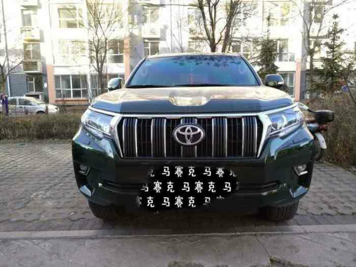 购车总价 | 裸车50万。落地55.3万。
同级对比 | 对比过大切诺基，英菲尼迪qx60，雷克萨斯rx。还是比较喜欢普拉多的造型以及动力。
空间 | 空间非常大，七座车满载完全无压力，毕竟那么大的车身，后备箱宽度和深度都非常给力，装什么都行。
颜值 | 满分的造型，霸气外漏，给人一种硬派越野的感觉，大轮毂也是非常霸气，大灯晚上特别亮。
内饰 | 内饰就比较简单了，造型一般，没啥亮点，用料倒还可以，空间布局也很不错，总体来说内饰相比动力或者外观差点意思吧。
油耗 | 跑市区油耗接近13个油了，可能跟我自己