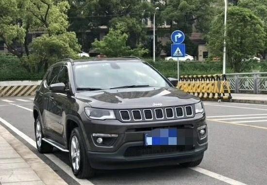 
购车总价 | 裸车价为17.3万元，落地价为19.3万元。
同级对比 | 不喜欢日系车，第一辆车是铃木雨燕，虽然质量过硬，也特别省油，雨天行驶质感超级差，底盘不够扎实，生怕打滑。JEEP的车一直是我的所喜欢的，指南者的价格也合适，动力给劲，行驶质感扎实稳重，试驾后就直接订车了
颜值 | 外观造型粗狂运动，尤其是车头，经典耐看，有点大切诺基的设计感。
空间 | 乘坐空间大，乘坐方面没问题，后排地板的隆起也不算大，只要不是大胖子，前后空间都可以的，后备箱稍微小。
驾驶体验 | 动力一开始不怎么看好，毕竟才1