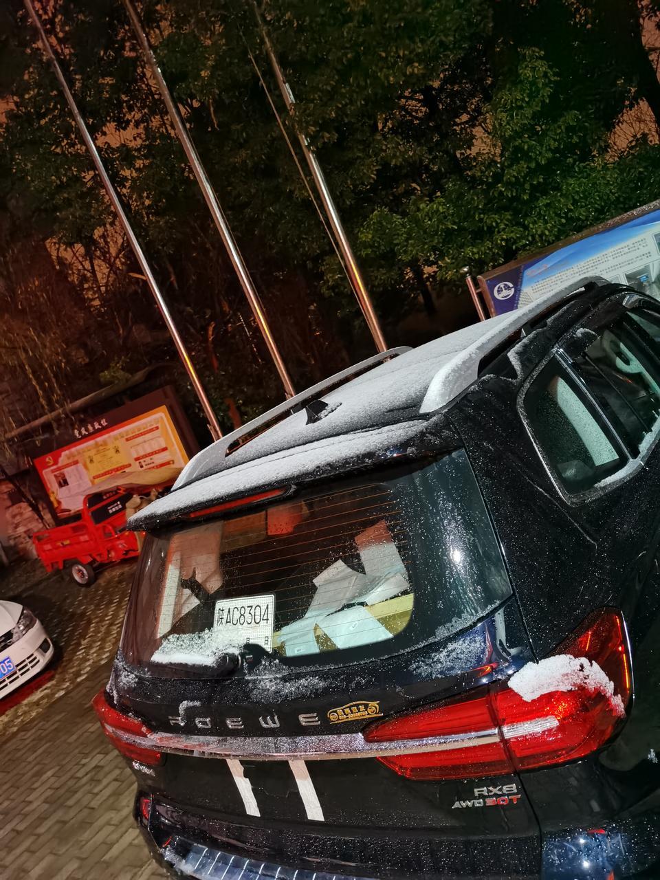 普拉多(进口)-个人喜欢越野车，也开过各种越野车，第一辆车2000年买了一辆进口96款普拉多2.7排量的。2014年又添了一辆国产江铃驭胜S350柴油2.4T的，。两辆车时间长了也开腻了，就想着再添一辆。所以一直在网上泡着，天天看各种越野车，对比来对比去，也去好几个城市的4S店试驾各种车，而且各有千秋。最终还是选择了荣威RX8、2019款四驱互联网至尊版的，11月中旬，到西安光明路陕西意友荣威汽车4S店交了定金，剩下就是漫长的等待，到了1月5号才提的车。提完车没来的及上牌，就直接开着上合肥，在合肥呆了有1