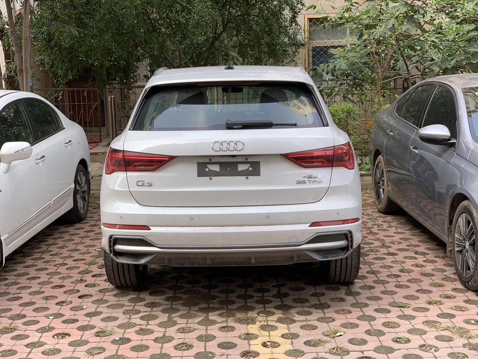 奥迪q3-购车总价 | 裸车23.5万，4s店要求最低加装3000。
油耗 | 目前一共行驶了将近500公里，加了1箱95的油，油表显示还有两格，还能行驶120公里。综合油耗8.7，高速上开空调6.4，市内9.6～10.2不等。总体上还是比较省油的。
空间 | 空间与同级对比不小，特别是前后排座椅座垫都加长了，甚至后排坐垫比我以前的天籁还要长。坐进去后部空间很好，没有任何局促感。运动型的车前排座椅带腿托，很棒。
内饰 | 动感型车内部以反毛皮为主，档次还算不错的。座椅的包裹性也很强。按键做工也不错，很德系