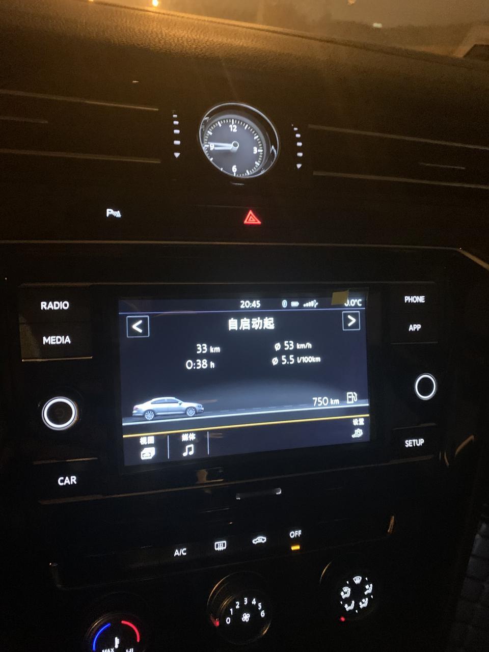 购车总价：裸车是21.66万（国五加了1500），优惠4万，加了三千块原装包（翻标倒车影像，桃木内饰，全车钥匙进去）保险八千四百多，税是1.4万，上牌两千，还有4980的装饰钱（贴膜，全包垫，行车记录仪，还有四瓶什么机油磨合液，全车封釉）我是置换的，置换补贴9000。

同级对比：看了天籁，哥们刚买的2.0的，动力的确不是很充足，还有冷保护。凯美瑞优惠4000，没有置换补贴，给延长一年质保，或者两次保养，不太实惠，但是只有豪华，优惠完裸车价跟迈腾办完了没差多少。没看雅阁。看了君威，怕美系以后油耗会高。看了