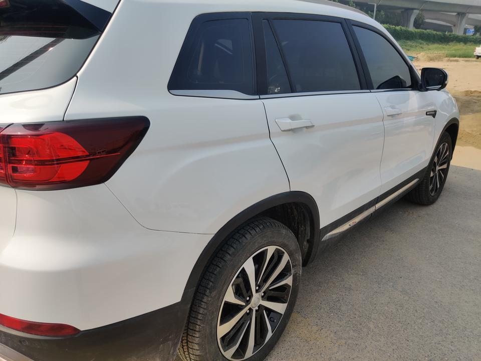 本田cr-v-购车总价 | 当时买车的时候总共花了将近15万，裸车价是125000，保险我当时出的两年连保应该是9000左右，购置税一万多一点，再加上上牌2000，总共15万不到，买的高配的。
同级对比 | 买这个车的时候对比了同级别的，同价位的车，哈佛H6，本田CRV，日产奇骏，这个价位很尴尬，买国产的能买到一个不错的配置，买合资的只能买低配乞丐版，最后综合了性价比，配置，外观以及动力操控选择了这款长安CS75。开了将近七八个月，很不错一辆车。
油耗 | 这车油耗我自己感觉控制的很不错，跑市区费油，九个