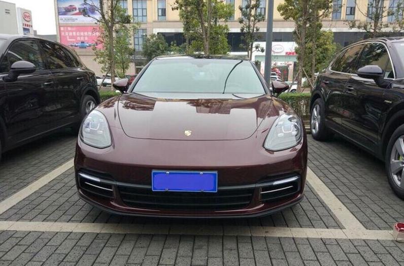 panamera-购车总价 | 买这款车的时候总价位是112.6万元。
同级对比 | 跟奔驰S级相比，这款车的外观会更有豪华感，试驾的时候感觉这款车的性能配置也非常的符合我。
空间 | 轿跑空间还凑合，前排后排都过得去，不过后备箱的空间还是很满意的。
颜值 | 外观真的是没话说，每一处都是完美的线条，特别的喜欢。
内饰 | 闫车不进行选配的话，标配的内饰及座椅材质都不是真皮。
