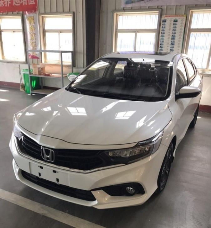 购车总价 | 裸车价11.2万元，落地12.3万元，优惠还是比较少，就少了三四千，还行吧。
同级对比 | 虽然大家都说凌派很好看，可我就是没有get到它的颜，而且凌派比较贵一点，买车还是得买自己看着舒服顺眼的，这款我就很喜欢。
故障吐槽 | 车漆太薄，无缘无故的也没有磕磕碰碰屁股那里不知道怎么就多了道划痕，新车毁容了看着多不舒服啊。隔音效果不咋地，我开慢点还好，一开快胎噪声就会变得很大，风噪声也传入车内，听久了心情烦躁，减震效果也不行，就正常过减速带车内都会晃荡，路感清晰。
空间 | 前排空间任性怎么舒服
