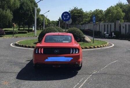 mustang-购车总价 | 34.3万左右的裸车价
驾驶体验 | 升档和降档反应都很快，并且没有什么顿挫.方向盘很轻非常好.
空间 | 前排空间很好，还有腰部支持，舒适很多。后排座椅稍短、稍直，但现在的车常年空载，满载时候太少，可以忽略。后备箱还可以，可以放个行李吧
油耗 | 郊区正常用车表显12.5左右的油耗，开始还是很满意的，后来加了几箱油后仔细一算，实际油耗，起码在14个油。
颜值 | 外观时尚科技感满满，可以用2个词来形容时尚靓丽“和“高档次”来形容，流线型车身，看起来很霸气
同级对比 | 之前