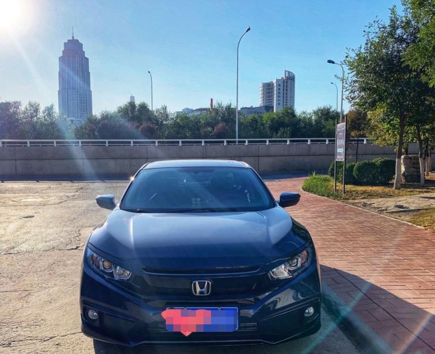 我作为一个95后，马上要到2020年了，是时候该有一辆车了，所以我踏入了选车之路，选车的时候朋友们总说让我做一个同级对比，其实一开始我很看好高尔夫的，也去试驾了，但是开起来的整体感受包括坐进去的感觉总是差点意思，然后朋友给我推荐了思域，因为思域现在大街上全都是，证明了他的实力和销量，然后我就去4s店看思域，销售服务态度非常好，而且第一眼在展厅看到思域我就觉得这就是我的菜，然后经过一系列试驾然后就订车了。
当初第一眼看见就认定思域了，颜值当然没得说，有句话说得好叫始于颜值，给思域竖一个大拇指。思域的坐姿有点